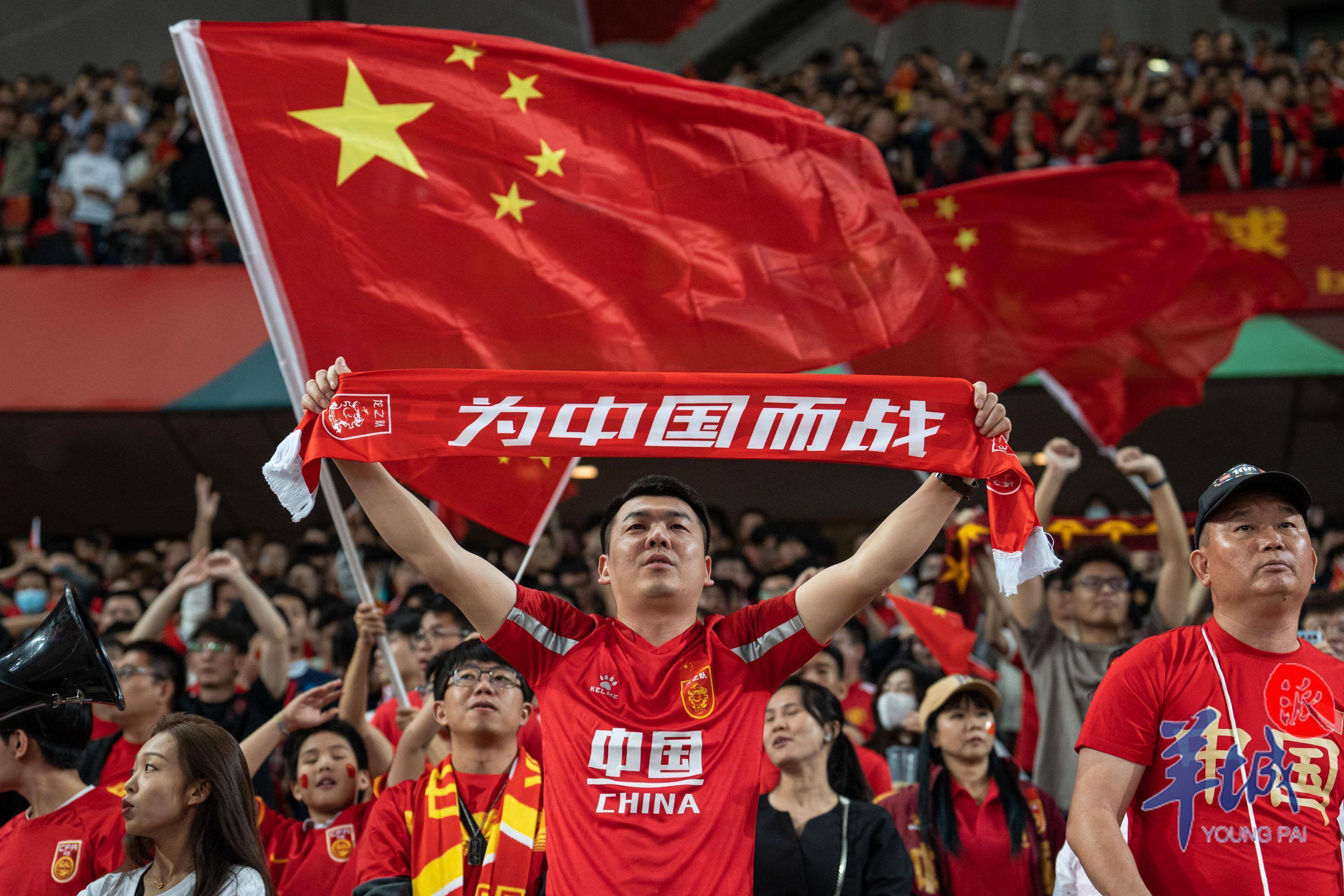 关于国际足坛豪门对决，球迷热情高涨不止的信息